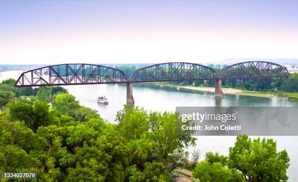 riverboat - bismarck-mandan rail bridge - missouri river - north dakota - missouri fluss stock-fotos und bilder