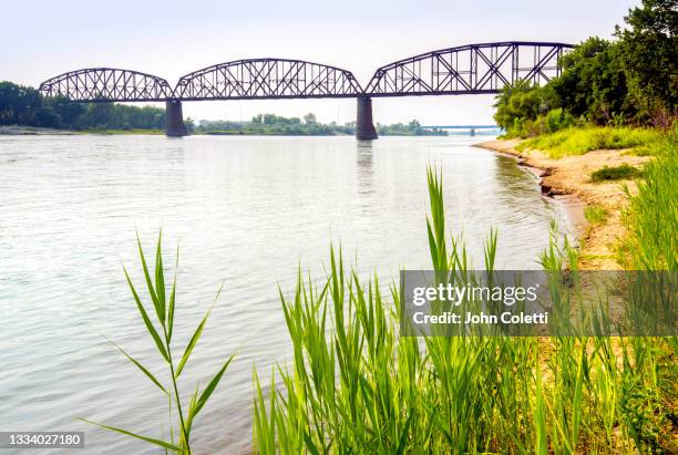 bismarck-mandan rail bridge - missouri river - north dakota - missouri river stock pictures, royalty-free photos & images