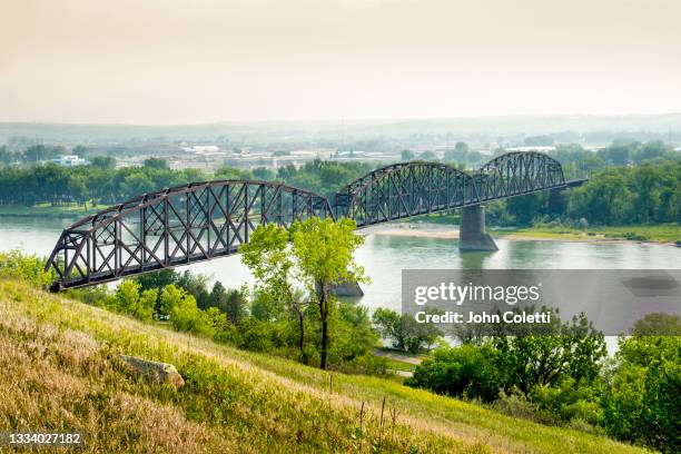 bismarck-mandan rail bridge - missouri river - north dakota - bismarck north dakota stock-fotos und bilder