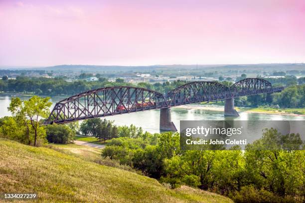 freight train - bismarck-mandan rail bridge - missouri river - north dakota - bismarck north dakota stock-fotos und bilder