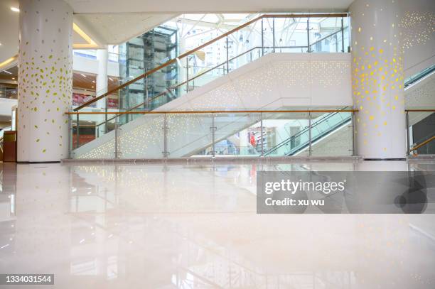 glass in the shopping plaza - shopping mall fotografías e imágenes de stock