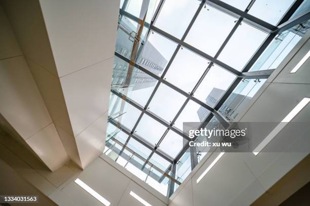 glass skylights in shopping malls - oberlicht stock-fotos und bilder