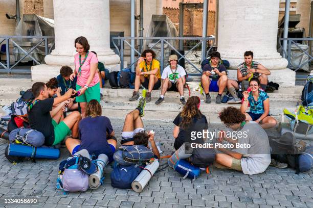a large group of scouts enjoy a break under bernini's colonnade in st. peter's square in the heart of rome - 青少年組織 個照片及圖片檔