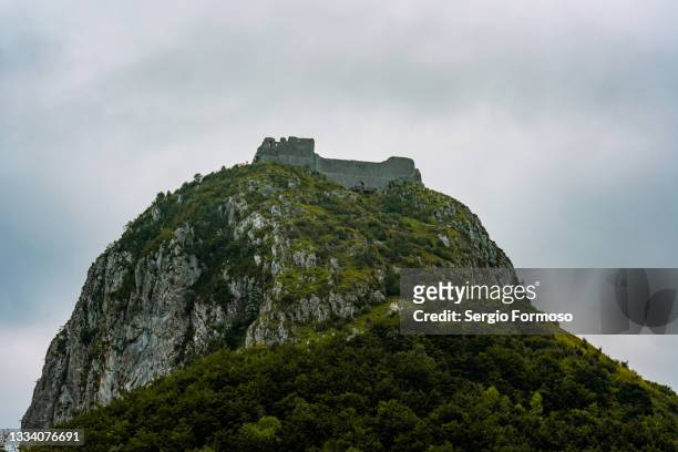 medieval fortress perched on top of a mountain montségur - château de montségur photos et images de collection
