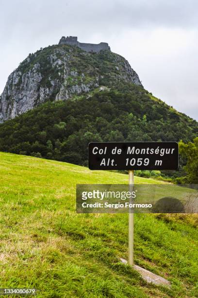 monstégur castle perched on top of a mountain, ariège, france. - château de montségur photos et images de collection