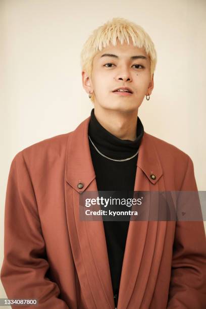 portrait of young asian blond - portrait of handsome man stockfoto's en -beelden