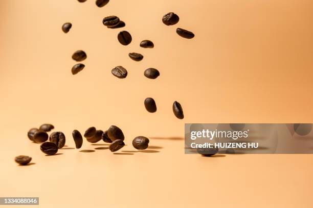 falling coffee beans - same action stock-fotos und bilder