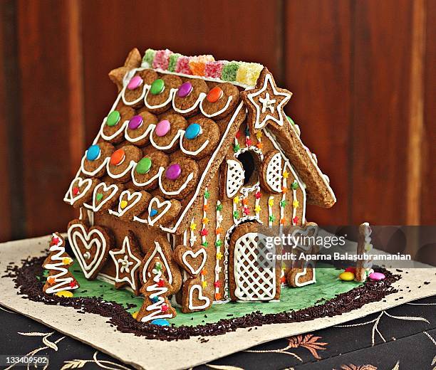 gingerbread house - gingerbread house stockfoto's en -beelden