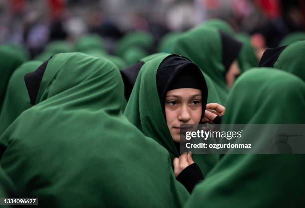 crowd of young shiite muslim women take part in a mourn ceremony during the remembrance of muharram (called asura) in halkali, istanbul - shiite islam 個照片及圖片檔