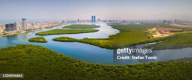 ras al khaimah emirate aerial cityscape landmark skyline rising over the mangroves and the creek in the northern uae - ras al khaimah 個照片及圖片檔