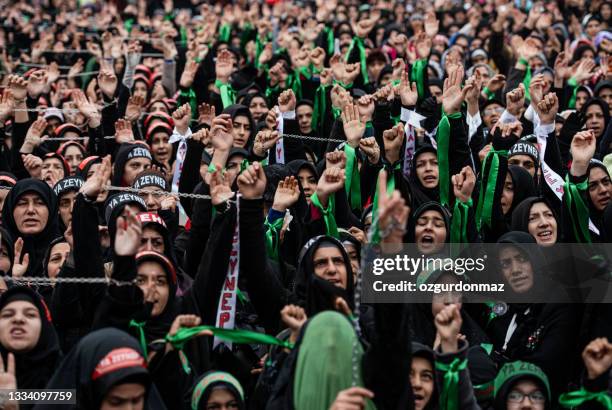 multitud de mujeres musulmanas chiítas llorando durante el recuerdo de muharram (llamado asura) en halkali, estambul - muharram fotografías e imágenes de stock