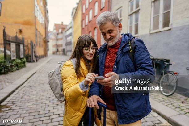 millennial-mädchen entdeckt stadt mit ihrem vater - map copenhagen stock-fotos und bilder