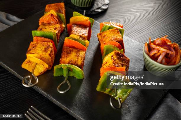 paneer tikka with mint chutney and onion rings - paneer tikka stock-fotos und bilder