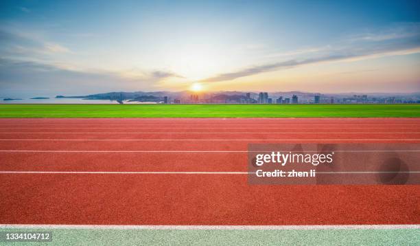 sports track against urban skyline - motor racing track stock pictures, royalty-free photos & images