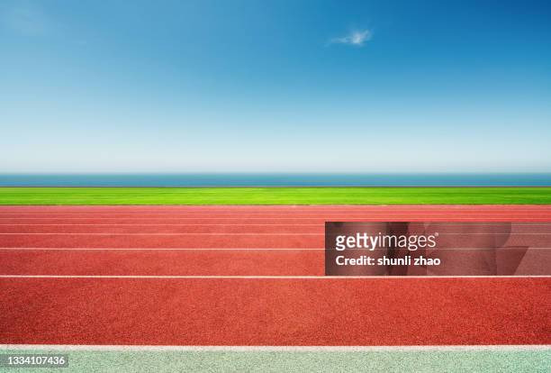 sports track by the sea - track and field stadium stockfoto's en -beelden