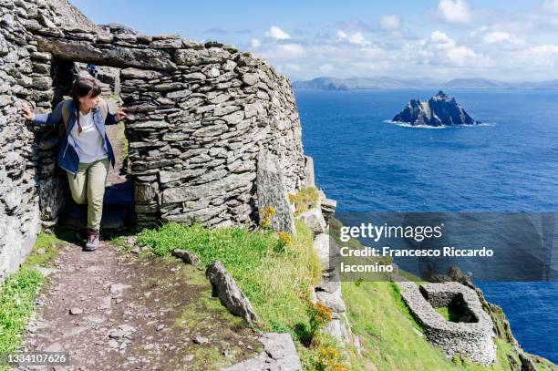 tourist at monastic settlement, skellig michael, county kerry, ireland - skellig michael 個照片及圖片檔