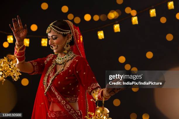 indian bride dancing at her wedding - bhangra fotografías e imágenes de stock