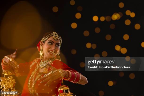 indian bride dancing at her wedding - bhangra fotografías e imágenes de stock