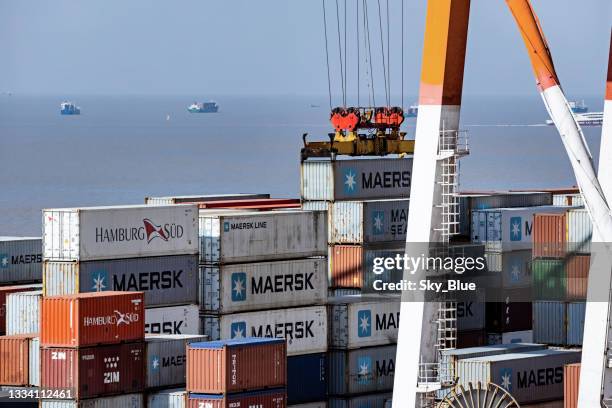 carga de contenedores - maersk fotografías e imágenes de stock