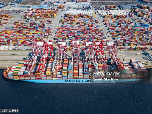 buque portacontenedores en el puerto de shanghái - maersk fotografías e imágenes de stock