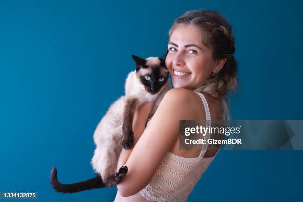 siamese cat and owner hugging - holding cat imagens e fotografias de stock