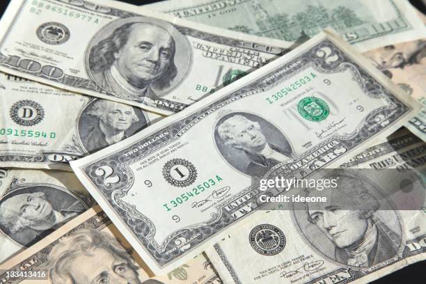 dollar bills - twee dollar biljet stockfoto's en -beelden
