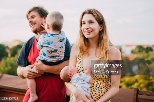 portrait of a young happy couple with two small children - 青少年組織 個照片及圖片檔