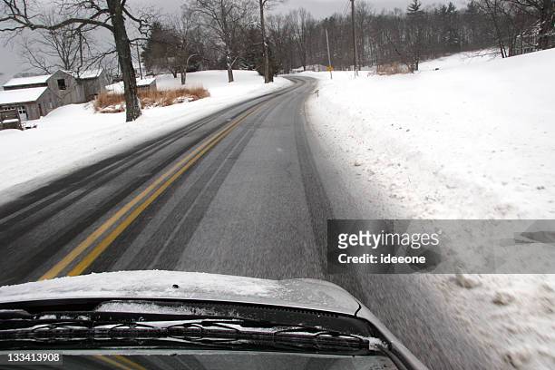 winter driving - smeltende sneeuw stockfoto's en -beelden