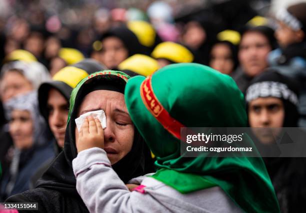 mujeres musulmanas chiítas lloran y lloran con su hija durante asura. - muharram fotografías e imágenes de stock