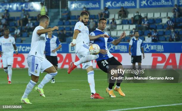 Karim Benzema of Real Madrid scores their team's first goal during the LaLiga Santader match between Deportivo Alaves and Real Madrid CF at Estadio...