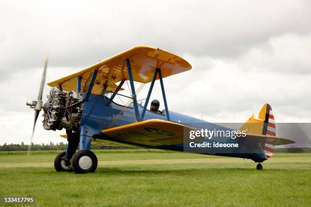 accendi il motore - wwii fighter plane foto e immagini stock