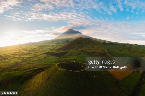 mount pico and surrounding craters, pico island, azores - pico azoren stockfoto's en -beelden