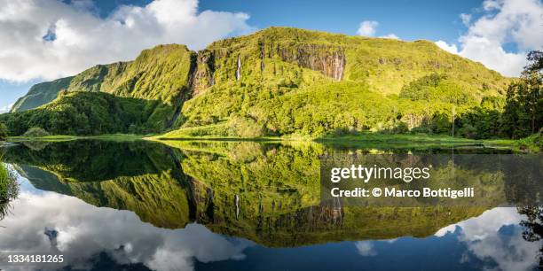 ribeira do ferreiro lake, flores island, azores - atlantic islands photos et images de collection