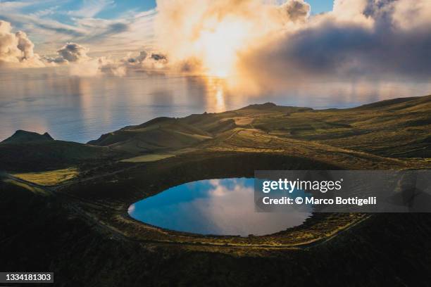 Water Filled Crater Along The Coastline At Sunset Azores, 照片檔