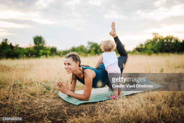 glückliche mutter trainiert mit ihrer tochter. - gymnastics poses stock-fotos und bilder