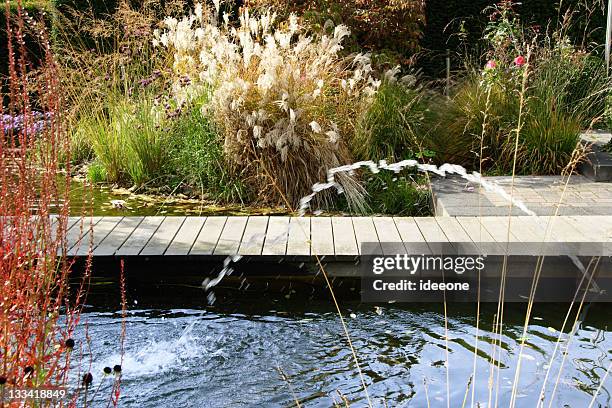 bunte wasser garten mit brunnen und dock - garden bridge stock-fotos und bilder