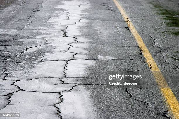 wet and cracked - bumpy stockfoto's en -beelden