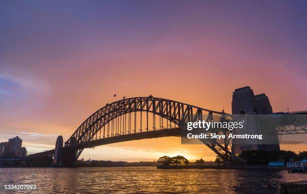 sunset bridge - hafenbrücke von sydney stock-fotos und bilder