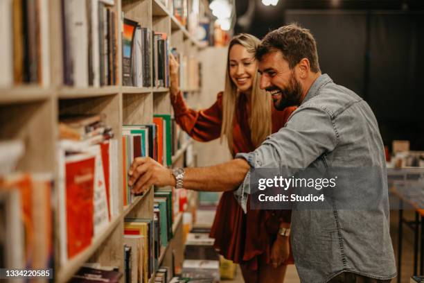 lee este libro, no te arrepentirás. - libreria fotografías e imágenes de stock