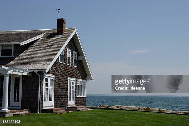 seaside cape - cottage exterior stockfoto's en -beelden