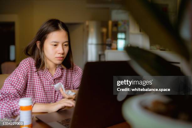 frau, die an der grippe leidet, arbeitet hart. - krankenstand stock-fotos und bilder