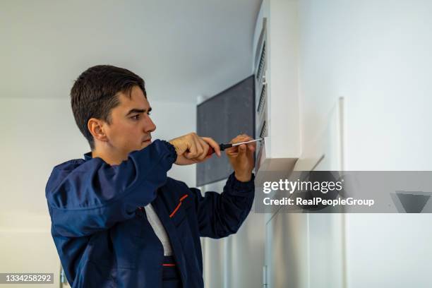 elektrische wohnsicherungen box check von caucasian electrician electrician. - fuse box stock-fotos und bilder