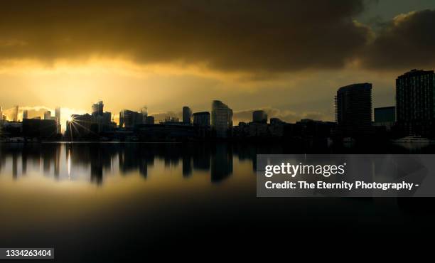 sunsrise at the docklands waterfront, melbourne, victoria - docklands melbourne stock-fotos und bilder