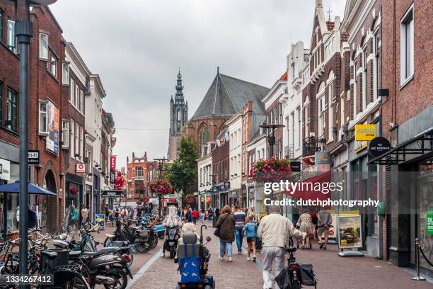 gezellige drukke binnenstad van amersfoort - amersfoort nederland stockfoto's en -beelden