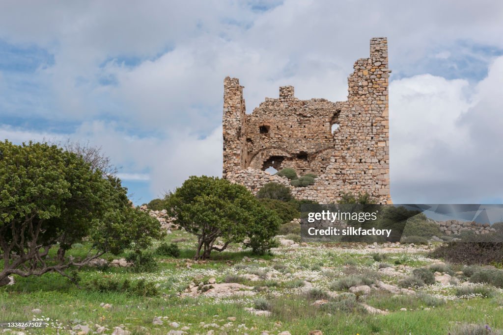 Rovine della torre dothia abbandonata vicino al villaggio di Emporios sull'isola greca di Chios in primavera
