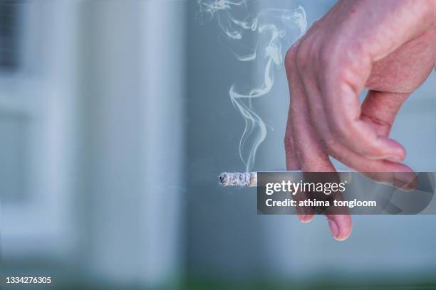 man hand holding cigarette. - cigarette 個照片及圖片檔