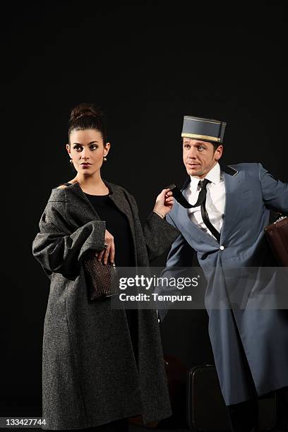 misshandlung elegante-snob lady bulling der hotelpage horizontal - hotelpage stock-fotos und bilder