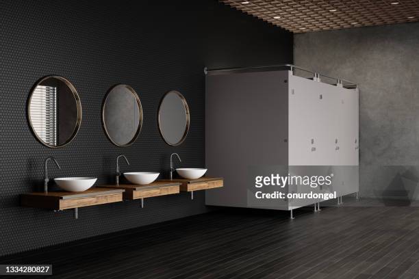 seitenansicht der luxuriösen öffentlichen toilette mit toiletten, spiegeln und weißen waschbecken - public restroom stock-fotos und bilder