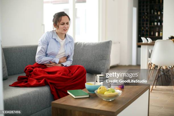 bauchschmerzen - lebensmittelvergiftung stock-fotos und bilder