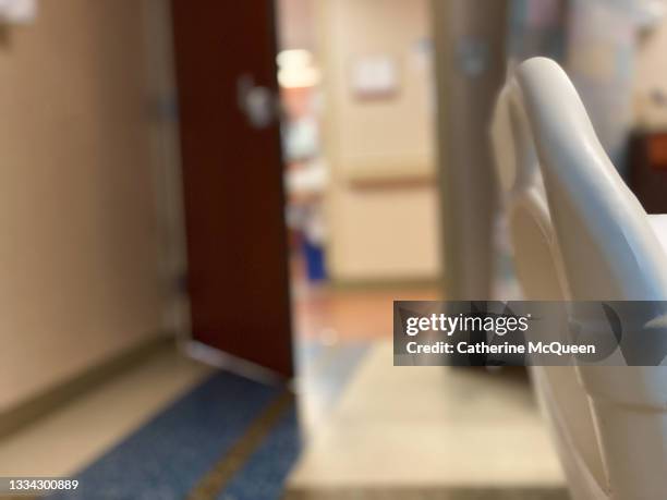 view of hospital hallway & nurses’ station from patient room - posto das enfermeiras - fotografias e filmes do acervo